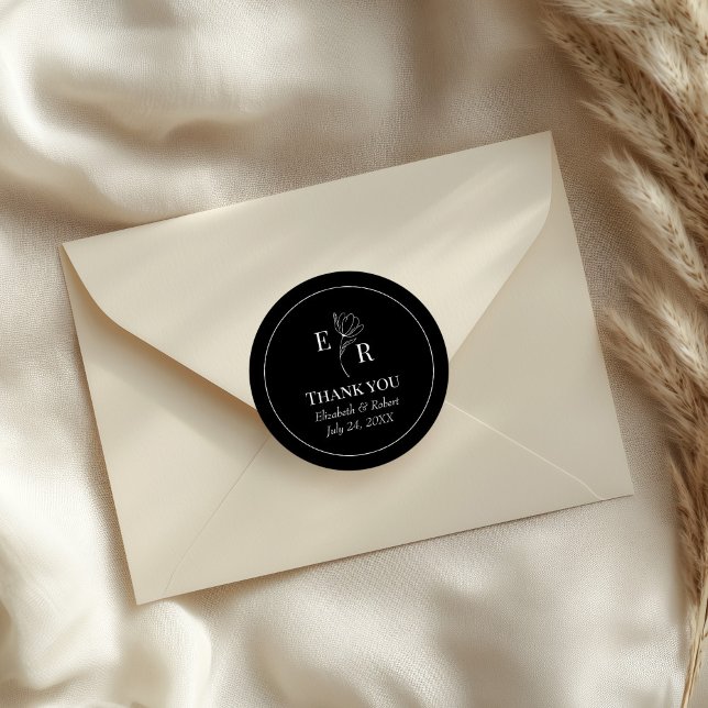 Pegatina Redonda Boda de Monograma Floral Negra Gracias (Black Floral Monogram Wedding Thank You Classic Round Sticker on an elegant wedding envelope.)