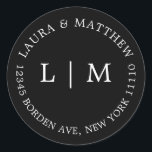 Pegatina Redonda Boda de monograma negro<br><div class="desc">Moderno y minimalista Pegatina boda con su monograma y dirección inicial. Un diseño sencillo que todavía se presenta como moda y elegante. Estos sobres son una excelente manera de añadir un toque elegante a su suite de invitados a la boda.</div>