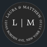 Pegatina Redonda Boda de monograma negro<br><div class="desc">Moderno y minimalista Pegatina boda con su monograma y dirección inicial. Un diseño sencillo que todavía se presenta como moda y elegante. Estos sobres son una excelente manera de añadir un toque elegante a su suite de invitados a la boda.</div>