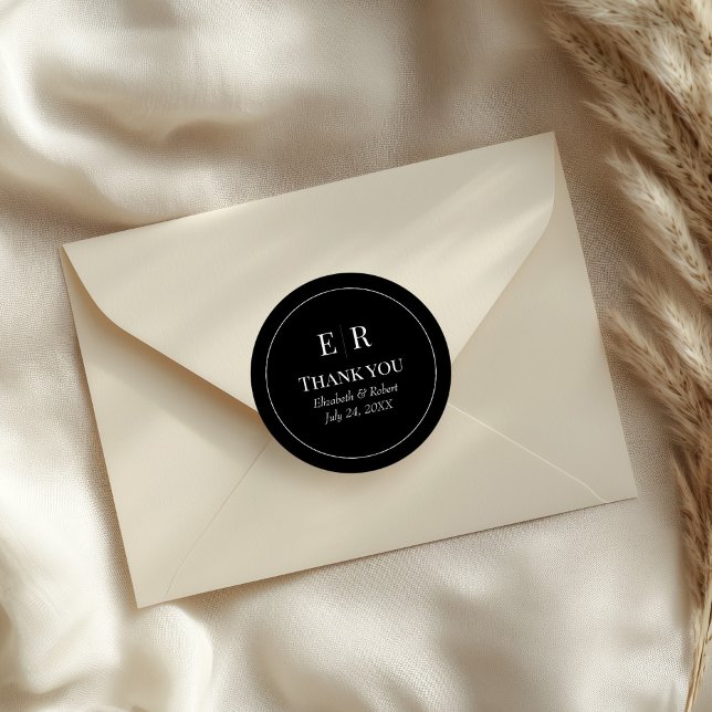 Pegatina Redonda Boda de monograma negro moderno Gracias (Modern Black Monogram Wedding Thank You Classic Round Sticker on an elegant wedding envelope.)