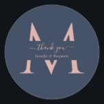 Pegatina Redonda Boda de Monograma Rubor Azul de la Marina Moderna<br><div class="desc">Moderno boda de monograma personalizado gracias a los pegatinas con una fuente de escritura moderna. Personaliza fácilmente en línea. Artículos de correspondencia disponibles para complementar estas elegantes etiquetas de boda monograma.</div>