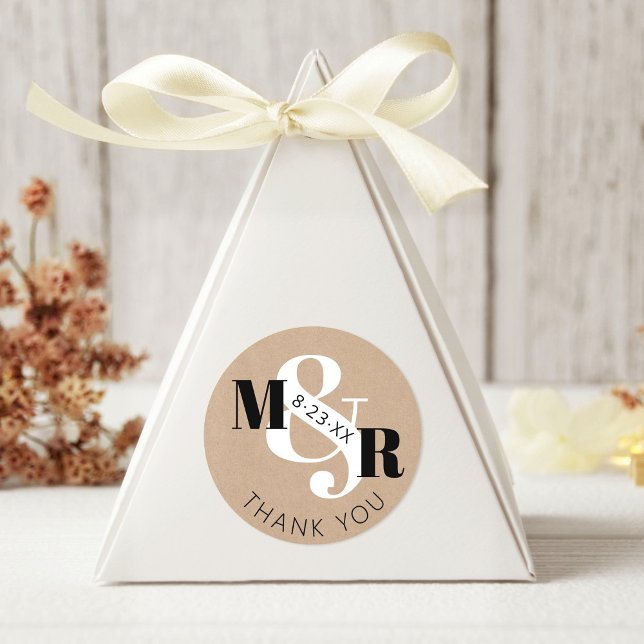 Pegatina Redonda Boda de Monograma Rústico Kraft Ampersand Gracias (Rustic kraft modern black and white ampersand classy wedding guest gift favor tag thank you sticker)