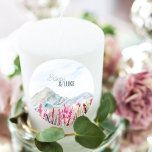 Pegatina Redonda Boda de montaña acuarela Pink Wildflower Meadow<br><div class="desc">Etiquetas de bodas de montaña con nombres de novios y novios y un idílico paisaje campestre de montañas de crestas azules y prado de flores silvestres rosas. Personalizar con la herramienta de diseño para arrastrar el texto a la mejor posición para sus nombres. Hermoso diseño panorámico inspirado en la naturaleza,...</div>