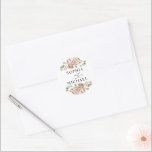 Pegatina Redonda Boda de nombres de parejas de colores florales ros<br><div class="desc">Elegante Moda Rústica Rubor Floral rosa rosa color rosa verano Boda de primavera Pegatina de sobres</div>