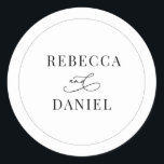 Pegatina Redonda Boda de nombres personalizados clásicos en blanco<br><div class="desc">Diseñado para coordinar con nuestra colección de bodas de guiones románticos,  este Pegatina de nombres de personalizable presenta un símbolo gráfico de caligrafía,  junto con un tipo de letra serif elegante en negro. Elementos coincidentes disponibles.</div>