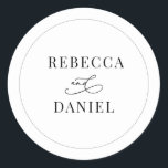 Pegatina Redonda Boda de nombres personalizados clásicos en blanco<br><div class="desc">Diseñado para coordinar con nuestra colección de bodas de guiones románticos,  este Pegatina de nombres de personalizable presenta un símbolo gráfico de caligrafía,  junto con un tipo de letra serif elegante en negro. Elementos coincidentes disponibles.</div>