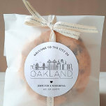 Pegatina Redonda Boda de Oakland | Bienvenida Favor<br><div class="desc">¡Mejore sus paquetes de bienvenida para bodas o sus favores para fiestas con un personalizado de pegatinas de bienvenida! Estos elegantes y minimalistas pegatinas están diseñados para un boda que tiene lugar en la hermosa ciudad de Oakland, California. Cuentan con un moderno paisaje de diseño con el nombre de la...</div>