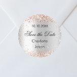 Pegatina Redonda Boda de oro de rosa Plata Salven la Fecha<br><div class="desc">A Guardar el pegatina de fecha para su boda. Un fondo falso de aspecto plateado,  texto negro. Decorada con confeti de oro rosa. Personalice y agregue sus nombres y fecha de boda.</div>