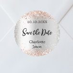 Pegatina Redonda Boda de oro de rosa Plata Salven la Fecha<br><div class="desc">A Guardar el pegatina de fecha para su boda. Un fondo falso de aspecto plateado,  texto negro. Decorada con confeti de oro rosa. Personalice y agregue sus nombres y fecha de boda.</div>