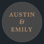 Pegatina Redonda Boda de oro y negro moderno personalizado<br><div class="desc">Echa un vistazo a estos lindos pegatinas modernos para tu boda. Presentan un fondo de color de bonito, un guión bonito y nombres personalizables para que la novia y el novio agreguen su propio nombre. Personalizar de texto para que coincida con su boda. Perfecto para todos los productos que necesita...</div>