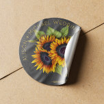Pegatina Redonda Boda de pizarra con ramo de girasol rústico<br><div class="desc">Texto editable a favor de pegatina con un rústico gran y hermoso ramo de girasoles sobre un fondo de pizarra de carbón de carbón gris oscuro. Ideal para su verano o otoño | elegante campo rústico | boda con temática de patio trasero exterior. ¡Personalízalo con los nombres de novias y...</div>