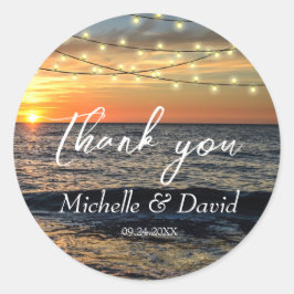 Pegatina Redonda Boda de playa de Sunset con luz de cadena