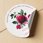Pegatina Redonda Boda de ramo de la peonías rojas de la acuarela de<br><div class="desc">Elegante pegatina de boda rojo borgoña,  verde pino y blanco floral con flores botánicas de peonía pintadas a mano (impresas),  nombres de novias y novios y detalles de personalizados bodas. Tenga en cuenta que el color de fondo es modificable. Puede cambiarlo después de seleccionar la opción PERSONALIZAR.</div>