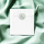 Pegatina Redonda Boda de secuencias de comandos y de macros de mono<br><div class="desc">Añade un toque de elegancia a tus favores matrimoniales con nuestro pegatina de diseño. Con el monograma de la pareja en una fuente serif clásica, combinado con un delicado guión ampersand, este pegatina le añade un toque sofisticado y personalizado a su día especial. Perfecto para hacer que su boda sea...</div>