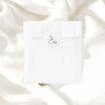 Pegatina Redonda Boda de secuencias de comandos y de macros de mono<br><div class="desc">Añade un toque de elegancia a tus favores matrimoniales con nuestro pegatina de diseño. Con el monograma de la pareja en una fuente serif clásica, combinado con un delicado guión ampersand, este pegatina le añade un toque sofisticado y personalizado a su día especial. Perfecto para hacer que su boda sea...</div>