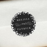 Pegatina Redonda Boda de silueta de flores silvestres blancas negro<br><div class="desc">Este elegante pegatina de bodas cuenta con una silueta de flores silvestres como corona de flores con sus nombres. Para una personalización más avanzada de este diseño,  haga clic en el BOTÓN HERRAMIENTA DE DISEÑO AZUL de arriba. También están disponibles los elementos coincidentes.</div>