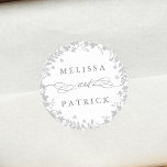 Pegatina Redonda Boda de silueta de flores silvestres gris y blanco<br><div class="desc">Este elegante pegatina de bodas cuenta con una silueta de flores silvestres como corona de flores con sus nombres. Para una personalización más avanzada de este diseño,  haga clic en el BOTÓN HERRAMIENTA DE DISEÑO AZUL de arriba. También están disponibles los elementos coincidentes.</div>