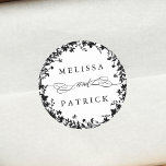 Pegatina Redonda Boda de silueta de flores silvestres negro y blanc<br><div class="desc">Este elegante pegatina de bodas cuenta con una silueta de flores silvestres como corona de flores con sus nombres. Para una personalización más avanzada de este diseño,  haga clic en el BOTÓN HERRAMIENTA DE DISEÑO AZUL de arriba. También están disponibles los elementos coincidentes.</div>