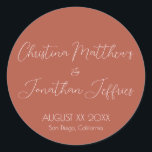 Pegatina Redonda Boda de Terracota moderno y elegante<br><div class="desc">Este moderno y elegante evento o pegatina boda presenta un sencillo fondo de terracota con texto blanco. Los nombres de la pareja se imprimen en una letra de guión. A continuación se indican la fecha y la ubicación del boda.</div>