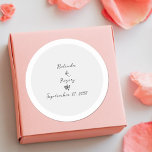 Pegatina Redonda Boda de tipografía escrita a mano de escritura min<br><div class="desc">Un hermoso diseño simple minimalista a mano de escritura tipografía escritura tipográfica diseño boda. Un diseño único que utiliza un estilo clásico personal de caligrafía boda. El diseño de una carta escrita a mano con tonos blancos y grises. Un elegante diseño pegatina casero con elementos modernos y tradicionales. También hay...</div>
