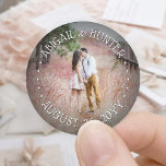 Pegatina Redonda Boda de tipografía moderna elegante de fotografía<br><div class="desc">Añada un toque de acabado personalizado a su celebración especial del día con estos pegatinas fotográficos personalizados redondos. (IMAGEN PLACEMENT TIP: Una manera fácil de centrar una foto exactamente como quieres es recortarla antes de subirla al sitio web de Zazzle.) El diseño presenta un texto de tipografía moderna de moda...</div>