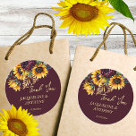 Pegatina Redonda Boda de verano otoño giratorio de girasoles de Bor<br><div class="desc">Boda de verano otoño borgoña y girasoles amarillos vegetación fondo burdeos marco dorado boho boda floral rústico gracias a los pegatinas</div>