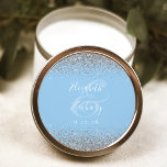 Pegatina Redonda Boda del borde del Purpurina Blue Silver del bebé<br><div class="desc">Este elegante y moderno pegatina boda presenta un diseño purpurina plateado en el borde superior e inferior. Personalizar fácilmente el texto blanco en un fondo azul bebé pastel,  con los nombres de la novia y el novio en caligrafía de escritura a mano sobre un gran ancho.</div>