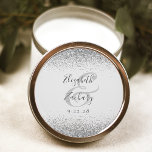 Pegatina Redonda Boda del borde del Purpurina de color gris claro m<br><div class="desc">Este elegante y moderno pegatina boda presenta un diseño purpurina plateado en el borde superior e inferior. Personalizar fácilmente el texto gris carbón en un fondo gris pálido,  con los nombres de la novia y el novio en caligrafía de escritura a mano sobre un gran ampersand.</div>