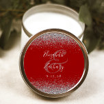 Pegatina Redonda Boda del Borde del Purpurina rojo Crimson moderno<br><div class="desc">Este elegante y moderno pegatina boda presenta un diseño purpurina plateado en el borde superior e inferior. Personalizar fácilmente el texto blanco sobre un fondo rojo carmesí,  con los nombres de la pareja en caligrafía de escritura gris plateada sobre un gran ancho de banda.</div>