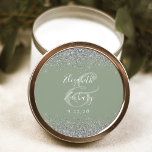 Pegatina Redonda Boda del borde del Purpurina verde sabio moderno<br><div class="desc">Este elegante y moderno pegatina boda presenta un diseño purpurina plateado en el borde superior e inferior. Personalizar fácilmente el texto blanco sobre un fondo verde sabio,  con los nombres de la pareja en caligrafía escrita a mano sobre una gran ampersand.</div>