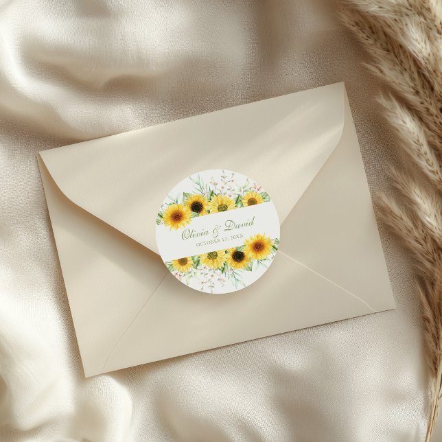 Pegatina Redonda Boda del deplante de girasol ruso (Rustic Sunflower Delight Wedding Classic Round Sticker on a wedding envelope.)