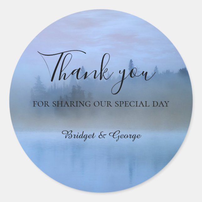 Pegatina Redonda boda del paisaje forestal azul polvoriento (Anverso)