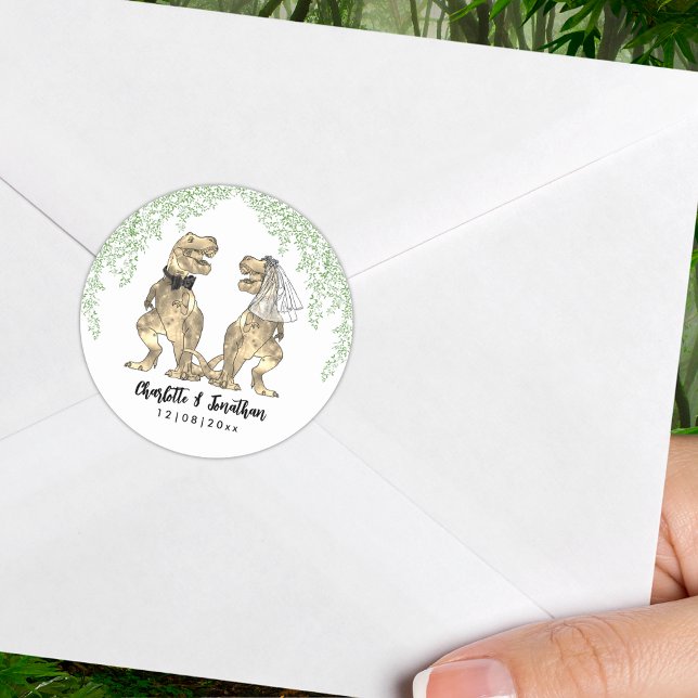 Pegatina Redonda Boda del tema de los dinosaurios personalizado (Fun T-Rex Bride and Groom with jungle foliage dinosaur wedding custom sticker)