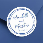 Pegatina Redonda Boda dibujado de mano azul con nombres Minimalista<br><div class="desc">Sencillos stickers de boda Minimalista con marco de garabato. Estos encantadores stickers cuadrados de boda incluyen los nombres de la novia y del novio y la fecha de boda mostrada en una mezcla de fuentes limpias y elegantes. Alrededor del diseño hay un divertido marco de doodle dibujado a mano con...</div>