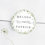 Pegatina Redonda Boda elegante de Wreath Wildflower<br><div class="desc">Este elegante pegatina de bodas cuenta con una corona floral con acuarelas pintadas a mano con flores silvestres de color rosa,  amarillo y verde. Para una personalización más avanzada de este diseño,  haga clic en el BOTÓN HERRAMIENTA DE DISEÑO AZUL de arriba.</div>