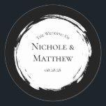 Pegatina Redonda Boda elegante Minimalista blanca y negra<br><div class="desc">Haz una declaración audaz con esta invitación de boda con un fondo negro dramático y tipografía blanca limpia. El elegante diseño del desplazamiento aporta un toque clásico, mientras que la minimalista paleta de colores crea un aspecto llamativo y sofisticado. Ideal para bodas formales, eventos con corbata negra o ceremonias modernas...</div>