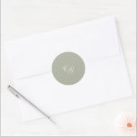 Pegatina Redonda Boda elegante verde clásico discreto<br><div class="desc">Pegatinas de boda clásicas con un diseño simple y atemporal con tu monograma en una elegante letra cursiva.</div>