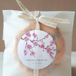 Pegatina Redonda Boda en flor de cerezo<br><div class="desc">Crear un conjunto único de etiquetas de boda monograma con un tema de flor de cerezo. Todos los elementos de este artículo están desbloqueados y son personalizables,  así que diviértete creando y haciéndolo suyo.</div>