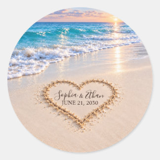 Pegatina Redonda Boda en la Playa Corazón en la Arena Puesta de Sol