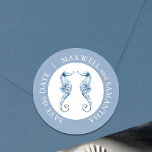 Pegatina Redonda Boda en la playa Hielos de mar Azul<br><div class="desc">Diseñado para coordinarse con mi tema clásico de acuarela costera,  este pegatina cuenta con caballos acuáticos en tonos azules. Personalizar con sus nombres,  guarde la fecha,  o lo que quiera en blanco sobre un polvoriento fondo azul. Usar como sello para sobres,  etiquetas de favor o etiquetas de regalo personalizadas.</div>