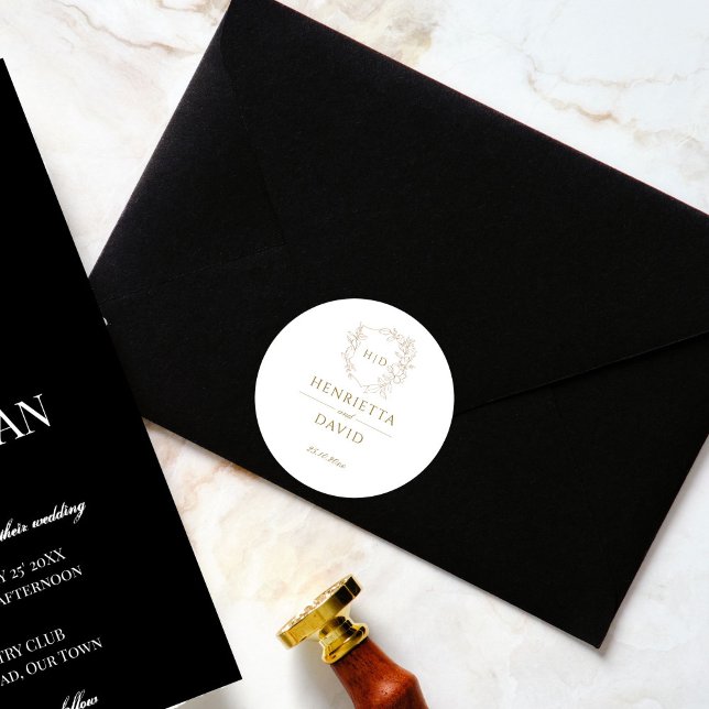 Pegatina Redonda Boda escudo oro botánico simple elegante (Wedding crest monogram botanical gold simple elegant wedding sticker bride and groom names)