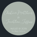 Pegatina Redonda Boda Eucalyptus moderno y elegante<br><div class="desc">Este evento o pegatina boda moderno y elegante presenta un sencillo eucalipto de fondo verde con texto blanco. Los nombres de la pareja se imprimen en una letra de guión. A continuación se indican la fecha y la ubicación del boda.</div>