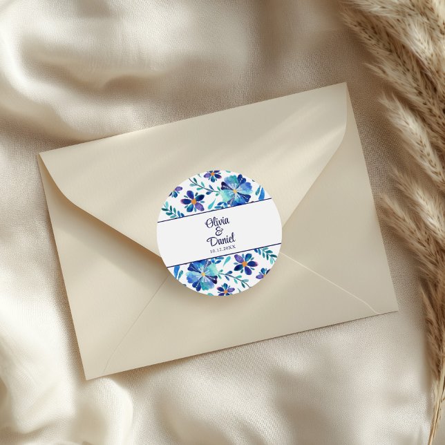 Pegatina Redonda Boda Fiesta Floral Azul y Blanco (Blue and White Floral Fiesta Wedding Classic Round Sticker on an elegant wedding envelope.)