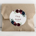 Pegatina Redonda Boda floral colorido y de lujo Boho<br><div class="desc">Este lujoso pegatina redondo clásico boda floral y colorido es perfecto para una boda rústica. El diseño presenta elegantes acuarelas azules,  borgoñas,  rosas y ruidosas flores de color verde.</div>