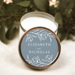 Pegatina Redonda Boda Floral Dusty Azul esquematizado<br><div class="desc">Elegantes etiquetas de bodas florales con flores blancas esbozadas y hojas con un polvoriento fondo azul. Personalice los stickers de bodas florales con sus nombres. Los pegatinas florales son perfectos para sellar sobres bodas,  favores matrimoniales y más! Diseñado para coordinar con nuestra colección de bodas florales esbozados.</div>