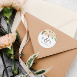 Pegatina Redonda Boda Floral Fecha y Parejas Iniciales<br><div class="desc">Un tema de diseño clásico con sus iniciales separadas por un ampersand con hermosas flores. La fecha de boda aparece a continuación en los números séricos cursivos. En la parte superior de estos pegatinas, un ramo de flores rosas pintadas a mano y una exuberante vegetación contra una ducha de purpurina...</div>