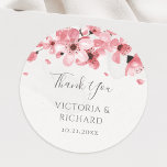 Pegatina Redonda Boda Floral Floral de cerezo rosa<br><div class="desc">Expresar su gratitud a sus huéspedes bodas de una manera encantadora con estos pegatinas de flores de cerezo rosado. Estos pegatinas autoadhesivos presentan un hermoso diseño de flores de cerezo color de agua rosada y el mensaje "Gracias" junto con los nombres de la pareja y la fecha boda. Perfecto para...</div>