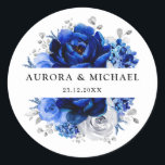 Pegatina Redonda Boda floral metálico plateado azul real<br><div class="desc">Elegante pegatina boda de color azul real blanco plateado con elegante ramo de azul real,  marina,  plata,  flores rosas de color blanco puro y hojas de eucalipto verde salado. Comuníquese conmigo para obtener ayuda sobre la personalización o si necesita cualquier otro producto con este diseño.</div>