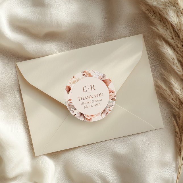 Pegatina Redonda Boda Floral Mousse Monograma Moderno Gracias (Modern Mousse Monogram Floral Wedding Thank You Classic Round Sticker on a small envelope)