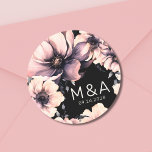 Pegatina Redonda Boda floral negro rosado moderno<br><div class="desc">Diseño moderno y sobrio de bodas florales negras y blancas. Un aspecto clásico pero caprichoso con flores negras, grises y cremas con fuentes negras y letras modernas. Edite todo el texto a su propia información. ¡Incluso puedes cambiar el color de fondo a lo que quieras! También tengo otros estilos similares...</div>